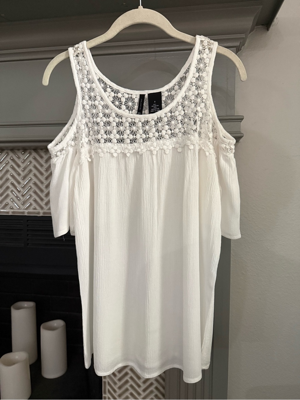 new directions White Crochet Yoke Cold-Shoulder Camisole